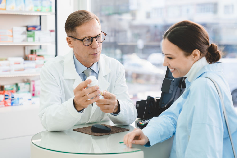 Farmacéutico orientando a una clienta