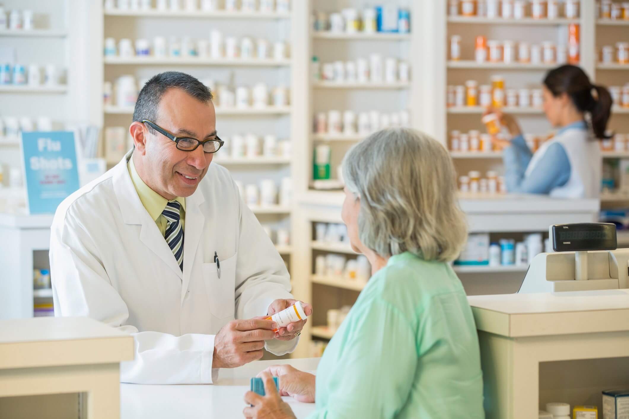 Farmacéutico atendiendo a una cliente