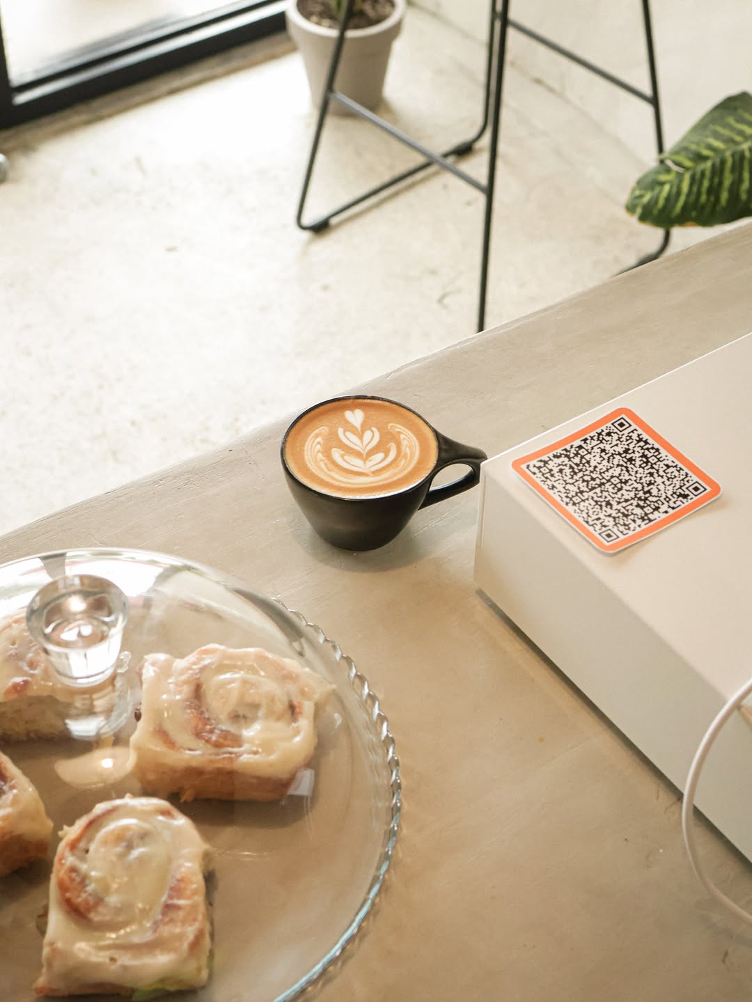 Latte y cinnamon roll en Moka Café