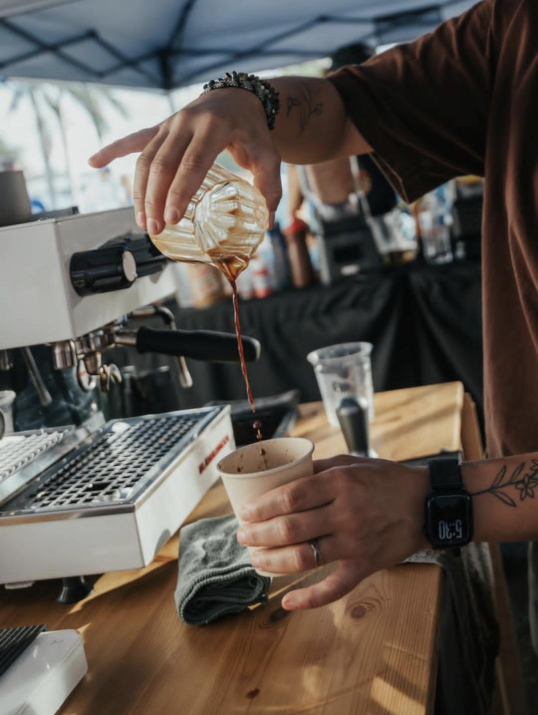 Barista de Moka Café sirviendo un espresso recién colado