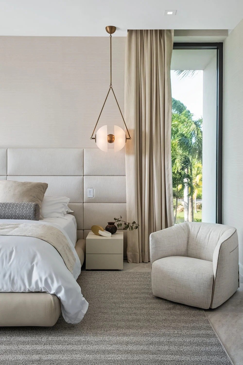 Detalle de habitación serena con lámpara colgante de latón