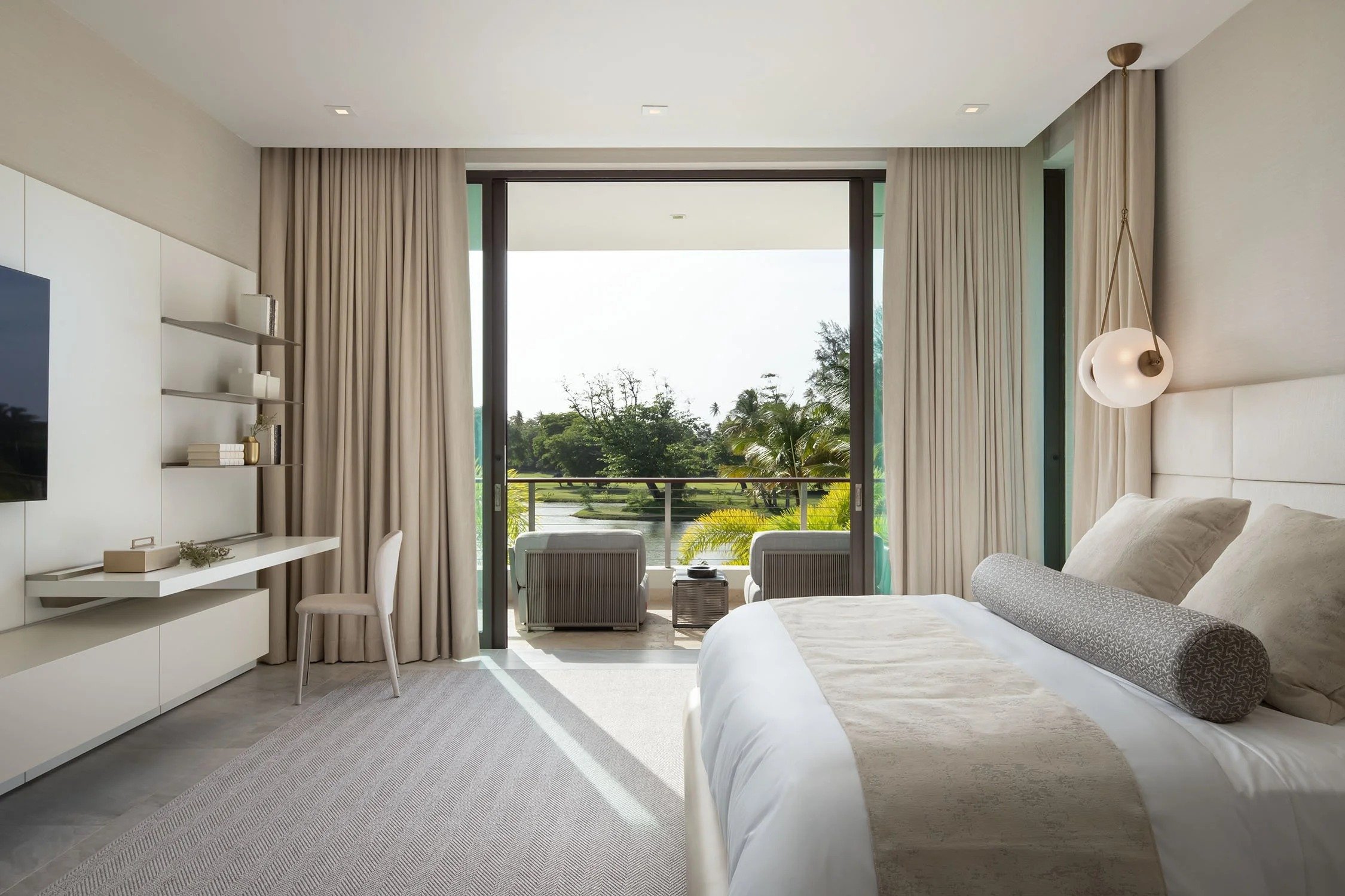 Habitación principal con vista al agua y terraza