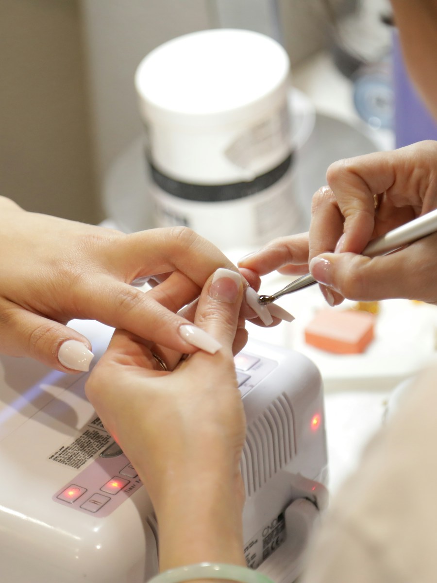 Manos con manicura elegante
