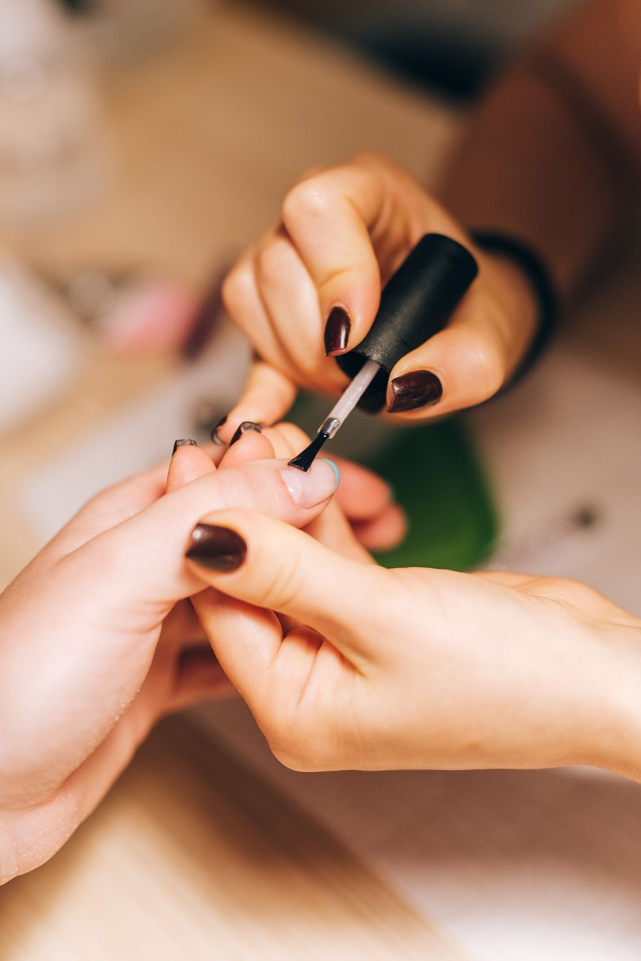 Aplicación de esmalte oscuro